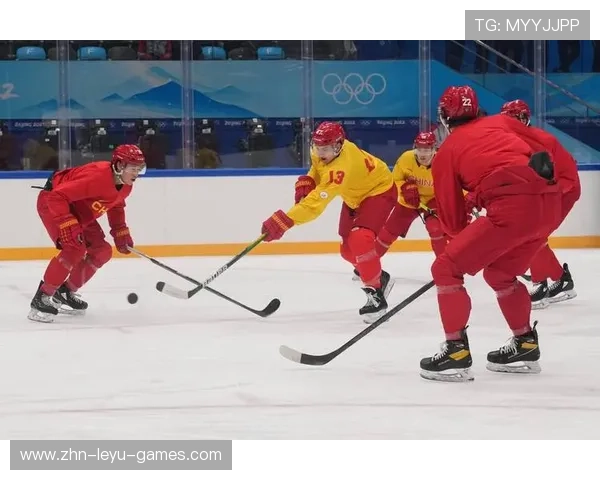 冰球青年队在训练中提升控杆和滑行能力